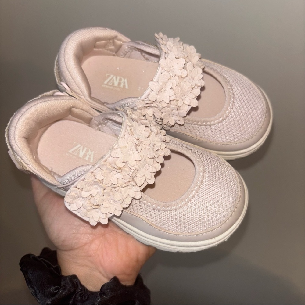 Zara Kids Girl’s  Light Pink Floral Velcro Sneaker Shoes Excellent Condition